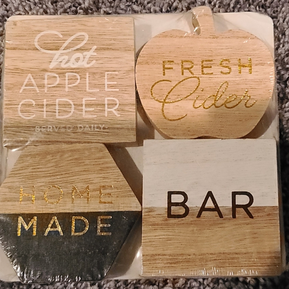 NIP 4 Pack of Wooden Decor